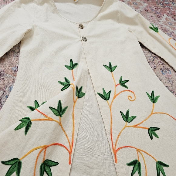 Hand Embroidered - Picture 3 of 6